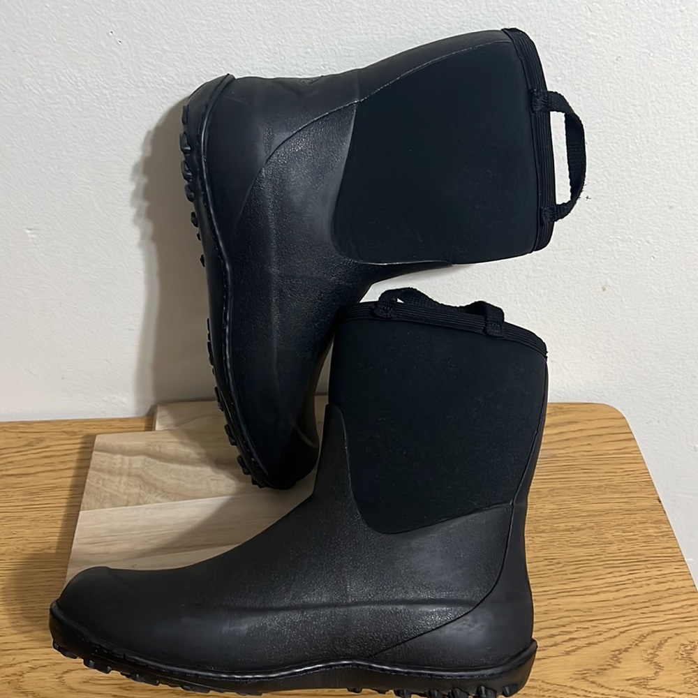 Raining boots for girls, color: black , size 4 Columbia brand